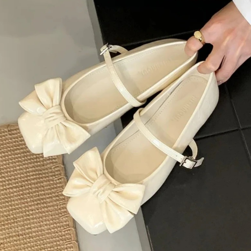 Women Shoes Brands - Décolleté da donna dorati con design